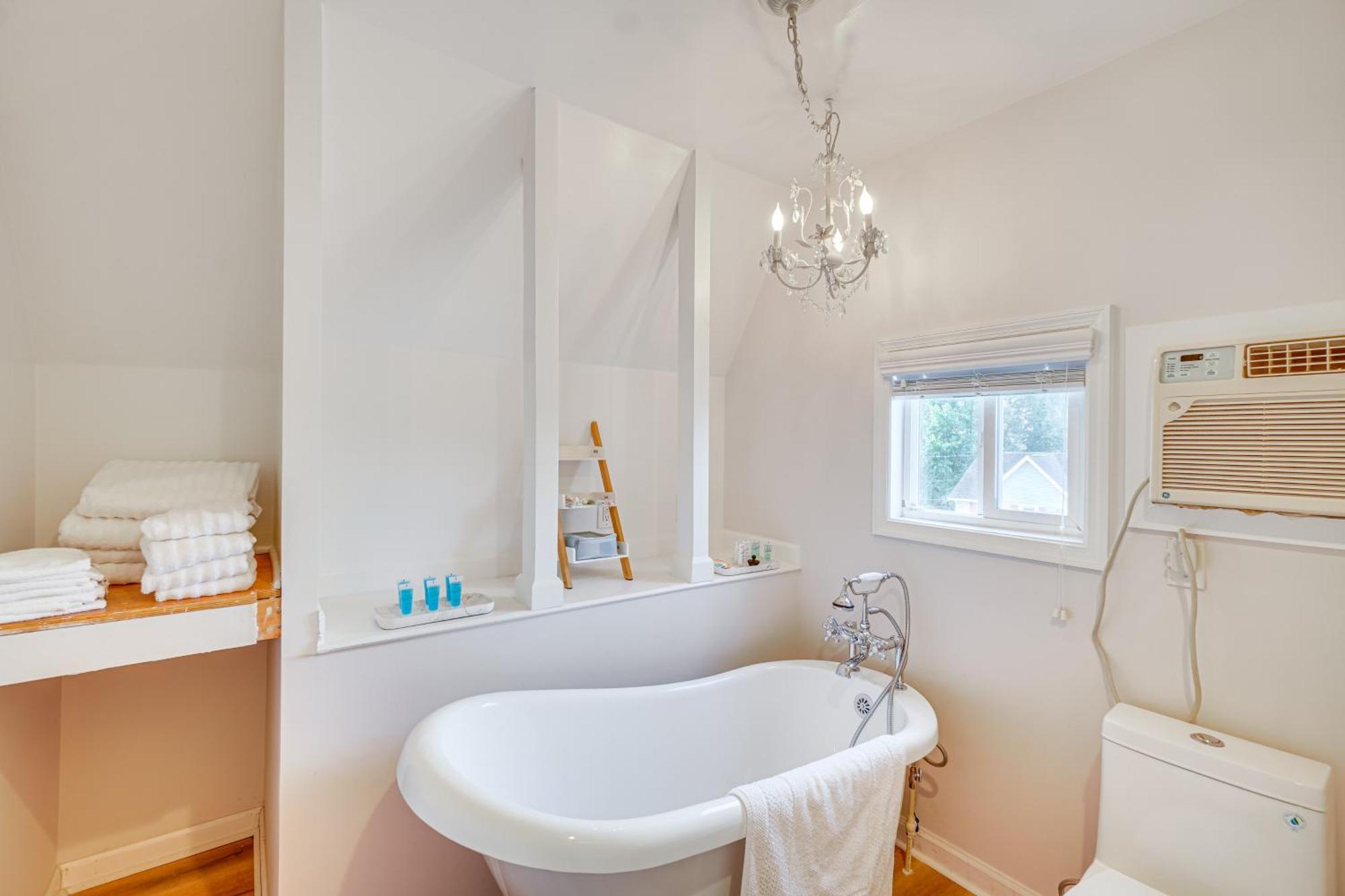 Epic Brunswick Apartment, Deck With Private Hot Tub! 외부 사진